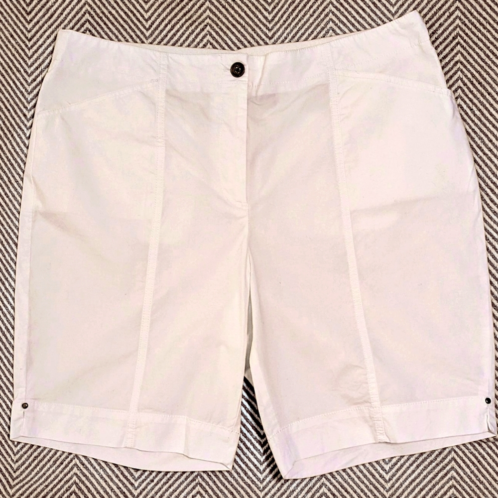 Chico's EUC! Women's Fitigues Casual Short Basic White Size 2.5
